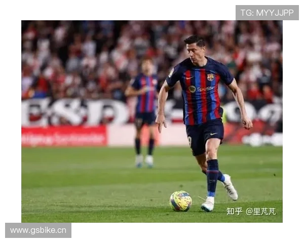 莱万转会巴萨的战术适配与体系融合