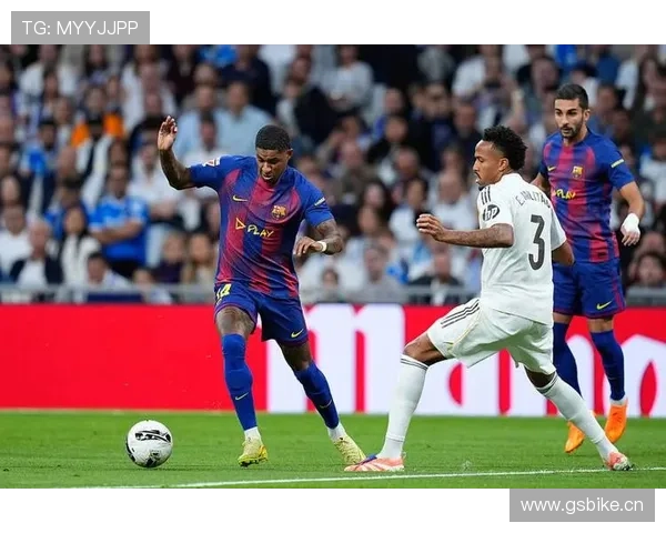 巴萨进攻体系过度依赖边路，战术单一化问题逐步反映，对球队进攻效率形成制约