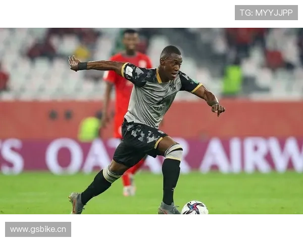 多特蒙德防线频繁被打穿,站位漏洞显现对赛季防守稳定性造成考验 多特蒙德防线频繁被打穿,站位漏洞显现对赛季防守稳定性造成考验