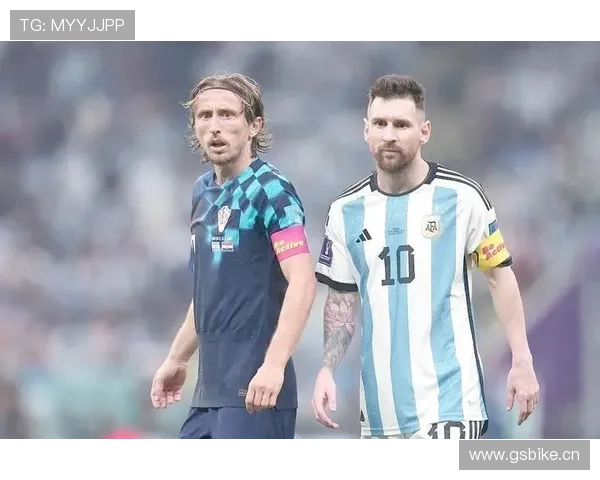 梅西与莫德里奇的组织核心角色与场上影响力深度对比 梅西与莫德里奇的组织核心角色与场上影响力深度对比