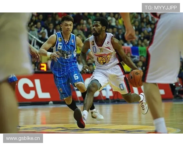 深入解析三秒规则的国际差异：FIBA与NBA有何不同？
